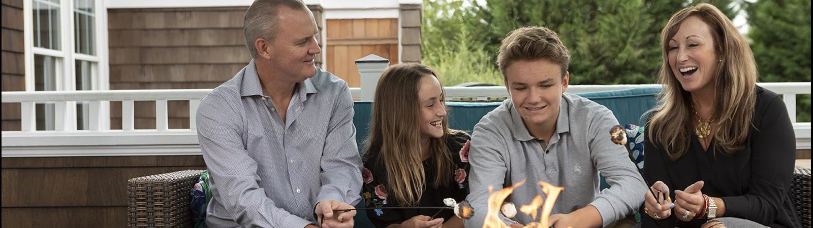 Logan, paciente de hemofilia B, con su familia